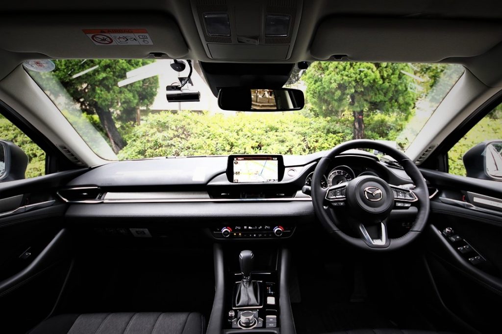 運転席まわりのレイアウトや操作性は「MAZDA3 FASTBACK」や「CX-5」とほぼ同じ