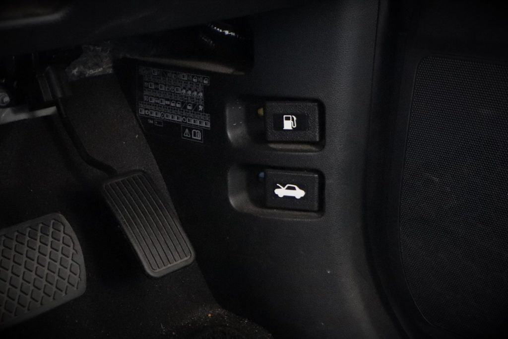 「ステップワゴンスパーダ」の場合、運転席の足元横にある