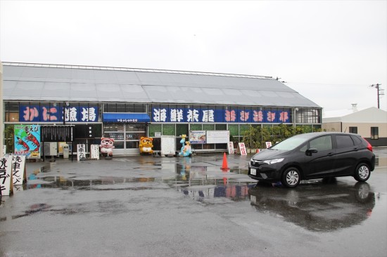 駐車場にクルマを停めて店内に入っていくと、海鮮素材がズラリ!