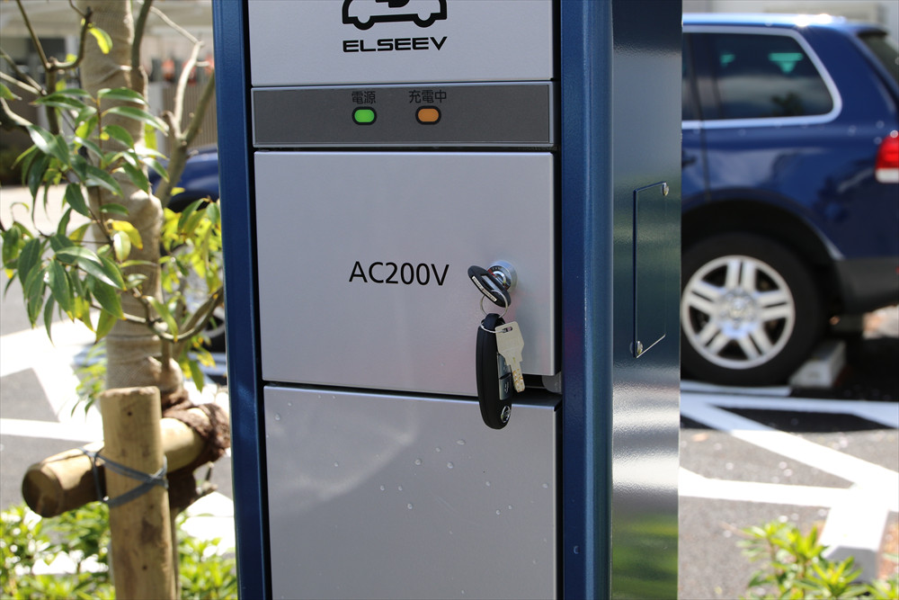 クルマのリモコンキーについているカギで、充電器の蓋を閉める