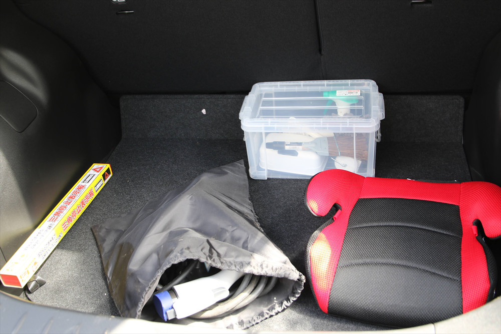 外したケーブルは、荷室にある収納袋にしまえるようになっている