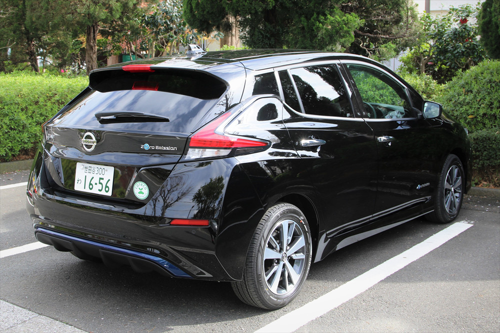 マフラーが存在しないリアデザイン、EVモデルならでは。「Zero Emission」のエンブレムもつく