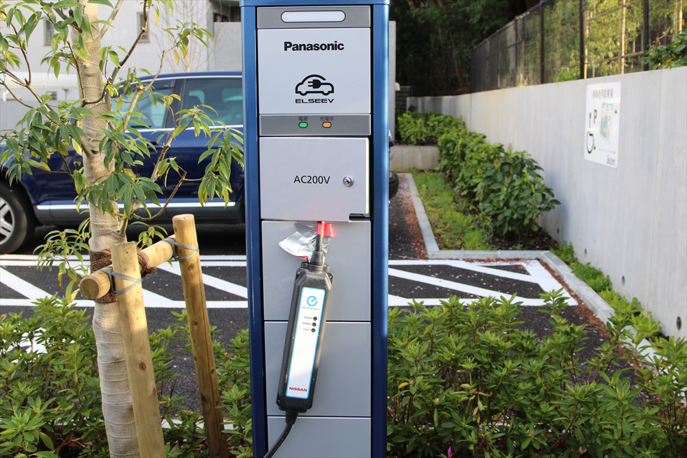 充電ケーブルのもう片方のプラグは、駐車場脇に設置された充電器から外す