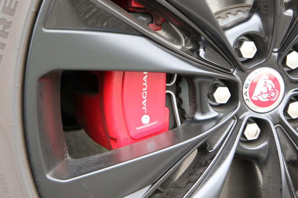  テールランプはサーキットの「シケイン」をイメージしたデザイン。SUVでもスポーティな雰囲気たっぷり 