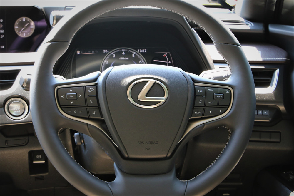  レーダークルーズコントロール（アダプティブ・クルーズ・コントロール）など、運転支援システムはハンドル右側のスイッチで操作する 