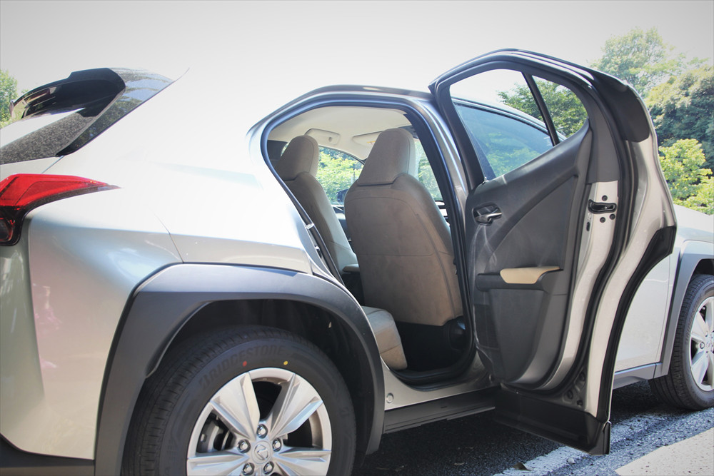  車高が高いモデルが多いSUVにあって、「UX」は車高が低めのため降車時の足つきがよく、乗り降りはスムーズ 