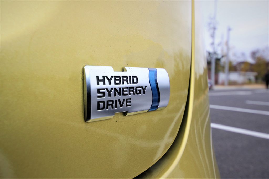 ハイブリッド車の証でもある車体後部のHYBRIDエンブレム