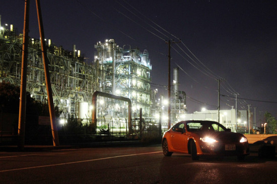 暗闇に浮かび上がる工場夜景とハチロク!