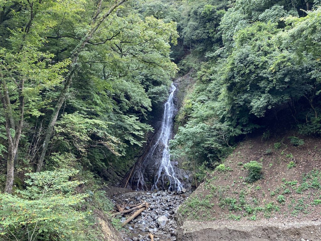宮ヶ瀬ダムに向かう途中の、新小屋橋の下には、大沢の滝という滝が見える