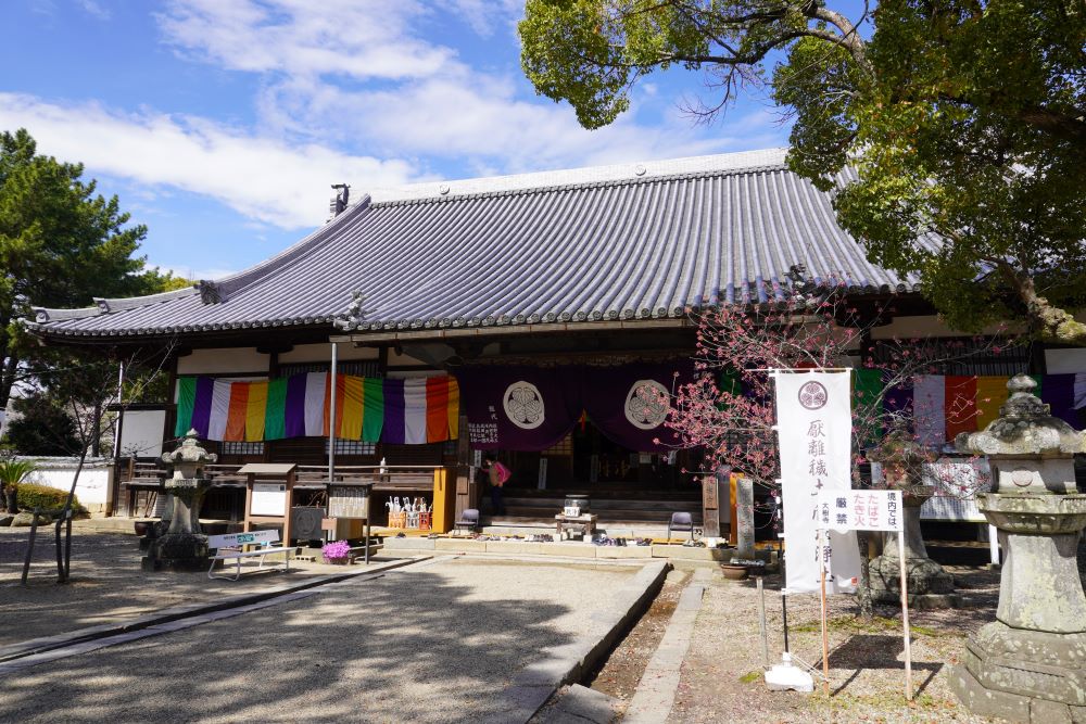 まずは大樹寺の本堂で参拝を。その後は、拝観受付奥にある大方丈・位牌堂を拝観するルートへ