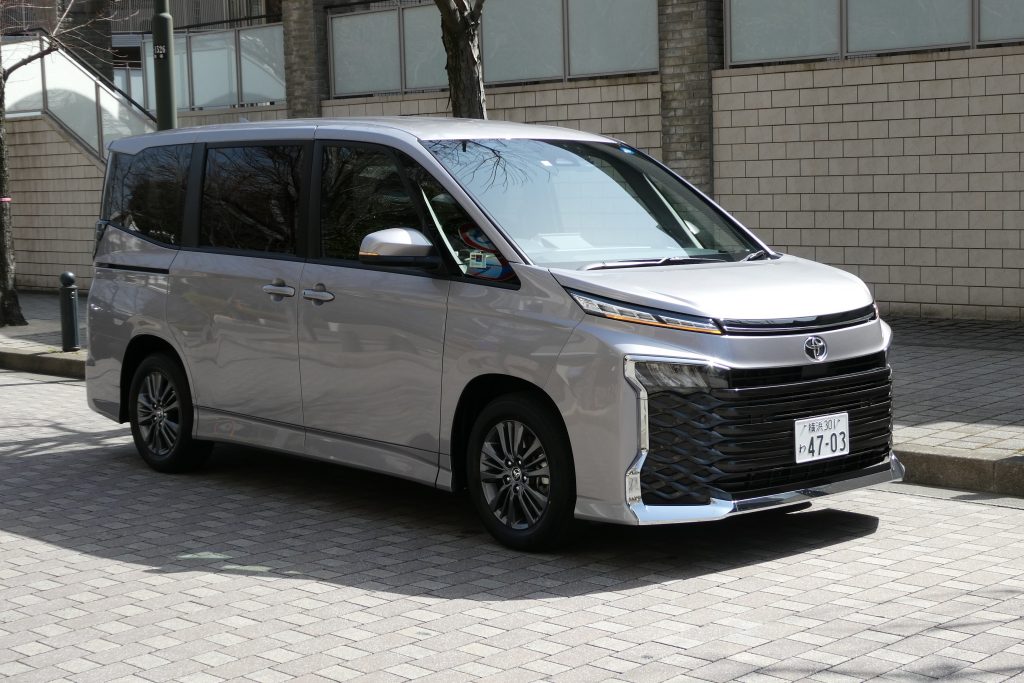 大人数でのお出かけに便利なミニバン(写真は新型ヴォクシー)