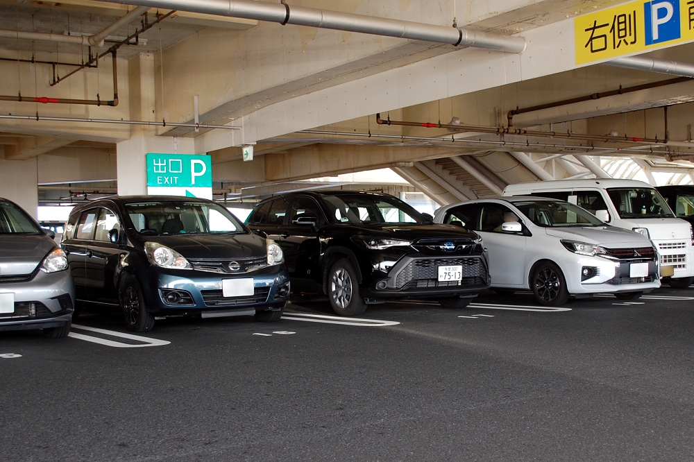 川崎方面から入った場合は3階、木更津方面から入った場合は2階の駐車場を利用する。2階、3階ともに198台(プラス障害者用5台)分のスペースが用意されている