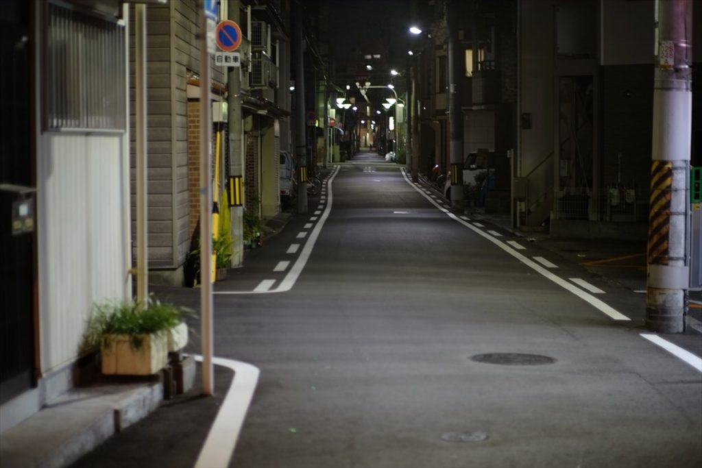 住宅街や細い道は特に、歩行者や自転車に注意したい