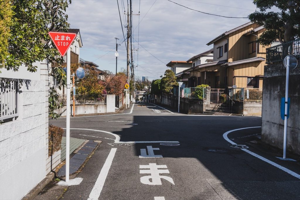 「止まれ」の標識があったら必ず停止線の前で一時停止する
