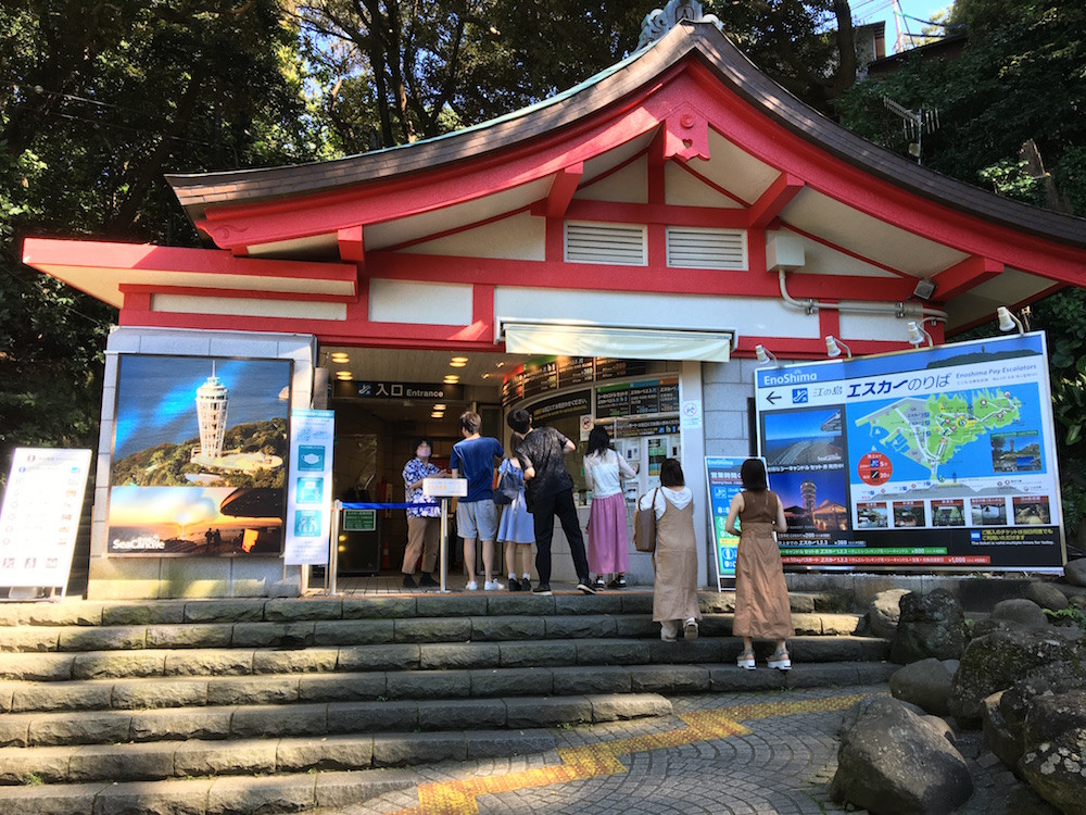 神社の社殿を思わせる「江の島エスカー」乗り場