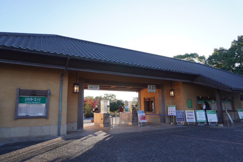 入村ゲートは和風の佇まい