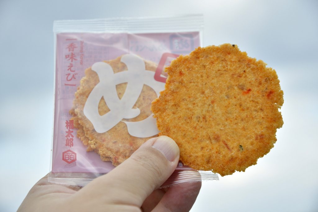 「めんべい香味えび2枚×12袋入り(1,000円税込み)」。えびの旨味と明太子の辛味が絶妙にマッチ