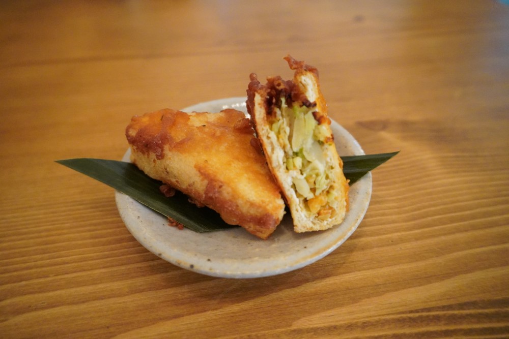 インドネシアの伝統料理「タフイシ」もおすすめ。厚揚げの中に鶏ひき肉と野菜を詰めてハーブを混ぜた衣にくぐらせて揚げたもの