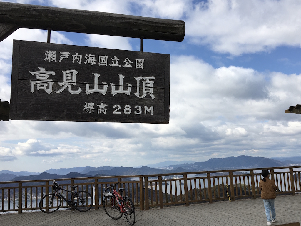 山頂に到着。山頂までは急な坂ですが、サイクリストも多い