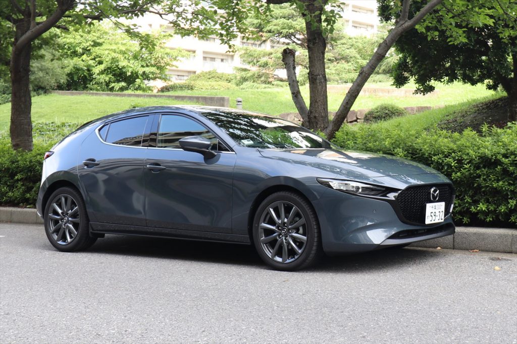 こちらが「MAZDA3 FASTBACK」。「シビック」より車体後部がコンパクト