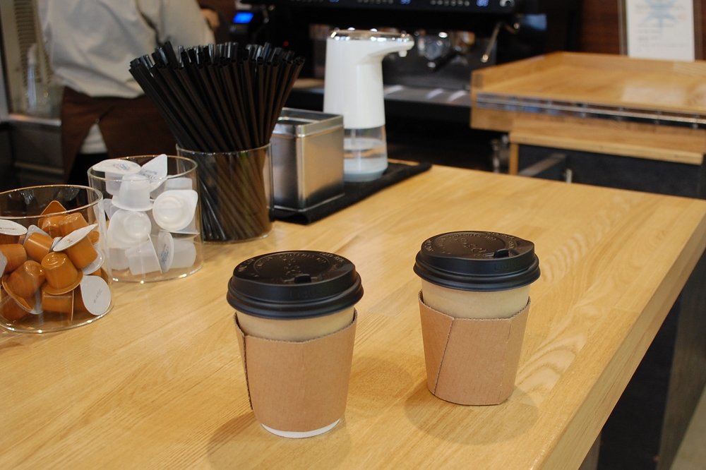 ブレンドコーヒーとルイボスティー。(共に税込み250円)。使用しているエスプレッソマシンはサンレモ(イタリア製)。おトクな価格で専門店の味が楽しめる
