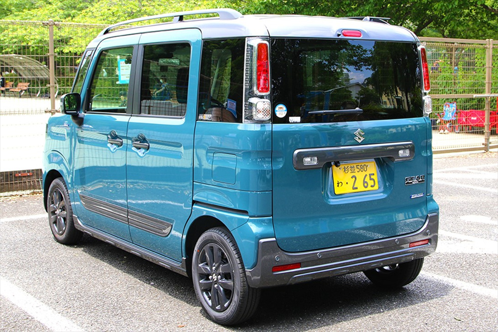 四角いボディは室内の広さだけでなく、車両感覚のつかみやすさにも貢献