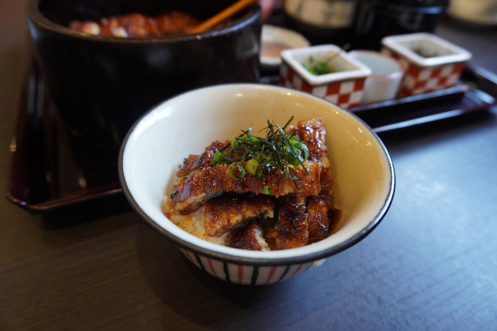 薬味をのせて食べた二杯目。テーブルに置いてある山椒を振りかけるのもおすすめ