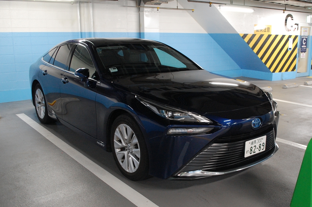 スポーツカーではないが、水素で走るFCV（燃料電池車）の「新型ミライ」なども設置されている