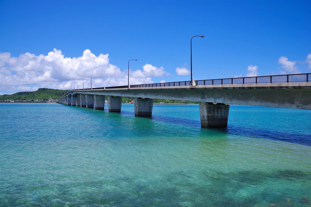 平安座島から、まっすぐに伸びる浜比嘉大橋