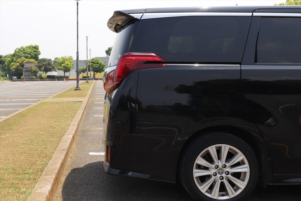 車体のすぐ後ろはバックモニターでしか見えない