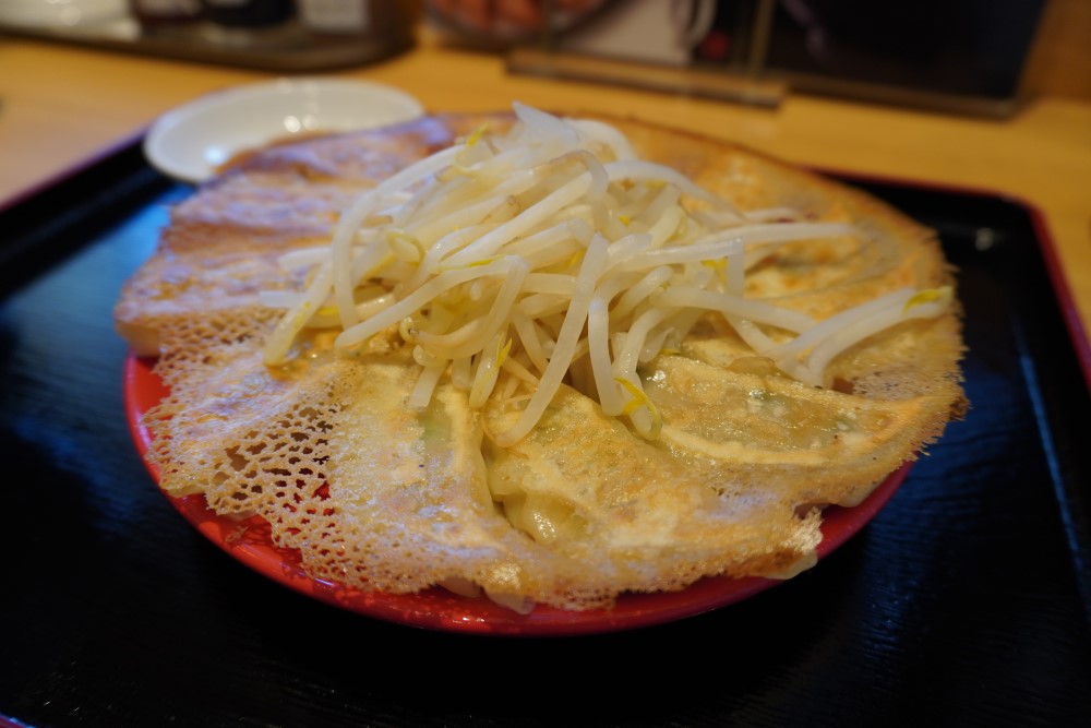 餃子 ダブル（12個、税込み770円）。国産ニンニク入りの「赤餃子」とニンニクなしの「白餃子」から選べる