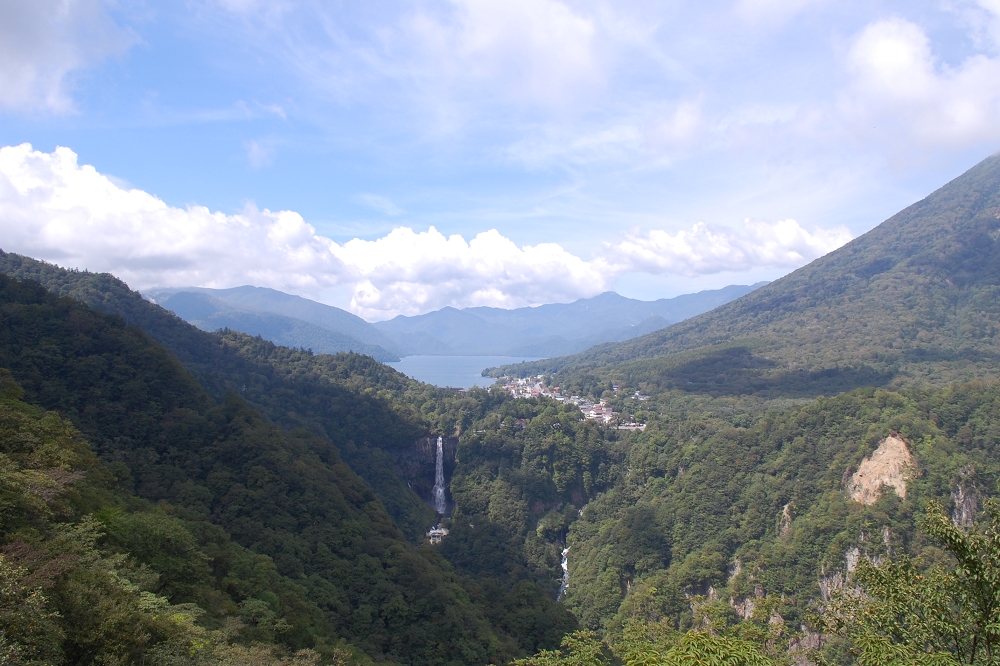 紅葉シーズンになると、錦に包まれた中禅寺湖や華厳の滝が望める