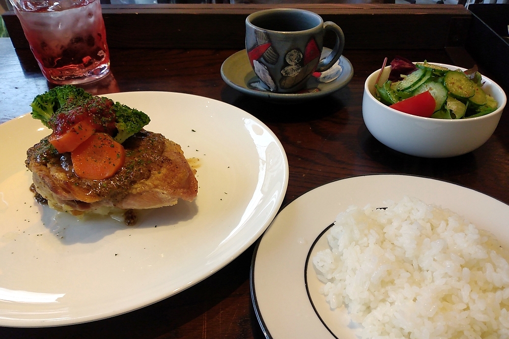 「鶏のソテー粒マスタードソース」1,320円（税込み）と「ハーフライス」165円（税込み）。ランチタイムはサラダとコーヒーのサービス付き