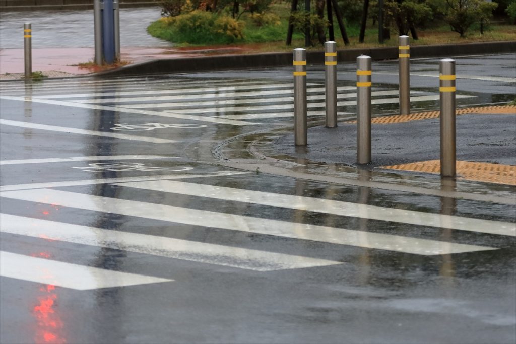 濡れた路面では急ブレーキや急ハンドルをしないように