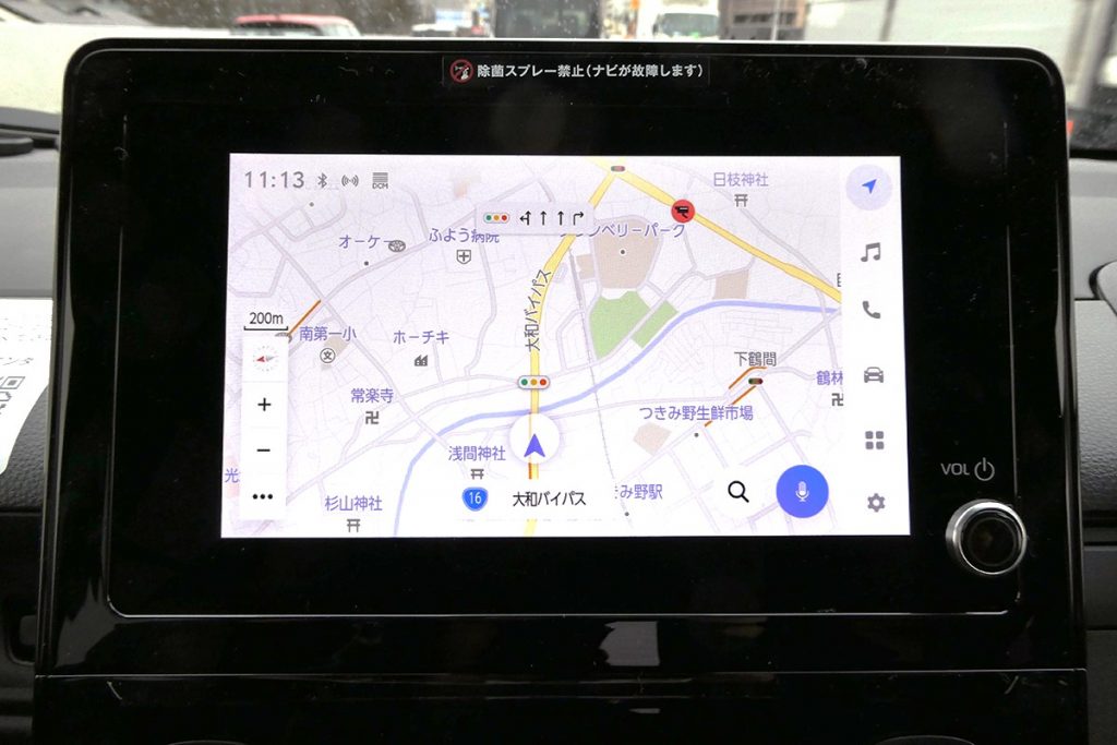 ナビはタッチパネル式。スマホを接続することでスマホアプリも使用することができる