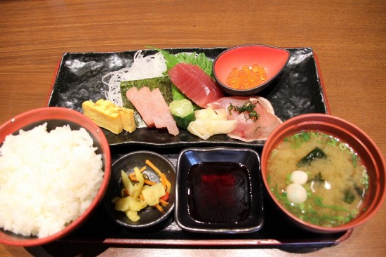 鬼平犯科帳にも登場する料理屋「万七」で、まぐろの定食をいただいた