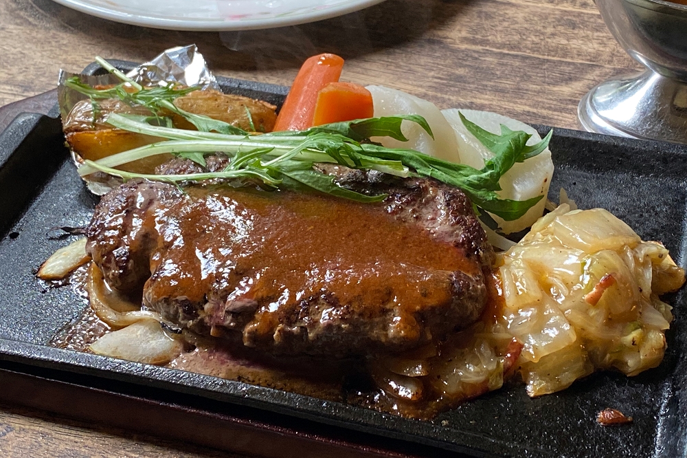 「ビーフハンバーグセット（300グラム）」1,910円（税込み）。スープとライスかパン、ドリンクがセット。180グラムのセットもあり、そちらは1,270円（税込み）。こちらは平日限定のランチメニュー