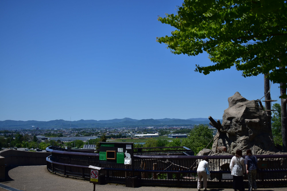 動物園があるのは「旭山」の上。さる山越しの眼下に旭川の街並みが広がる
