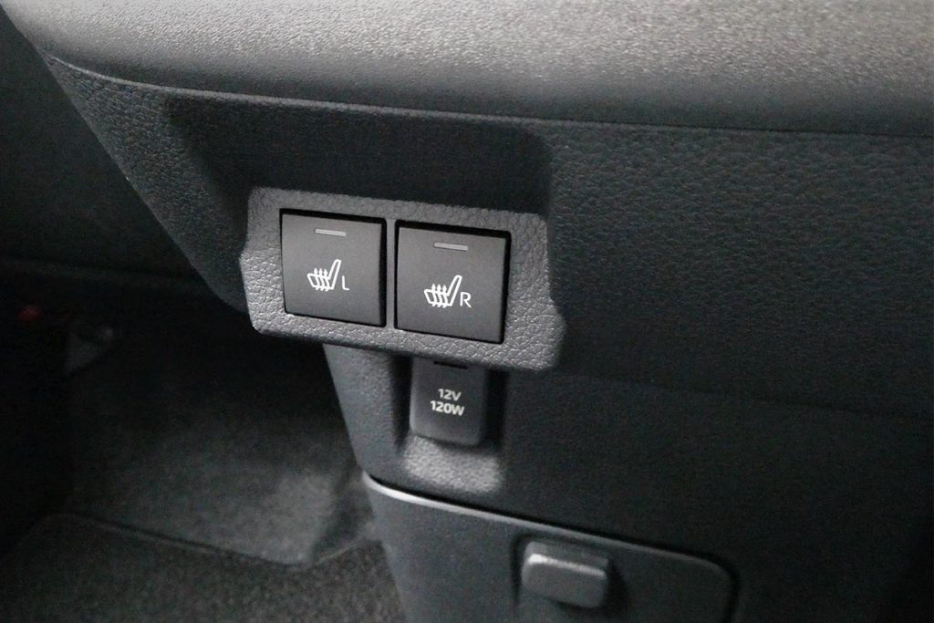 運転席と助手席にはシートヒーターも装備。シフトノブの下部にあるスイッチで操作する