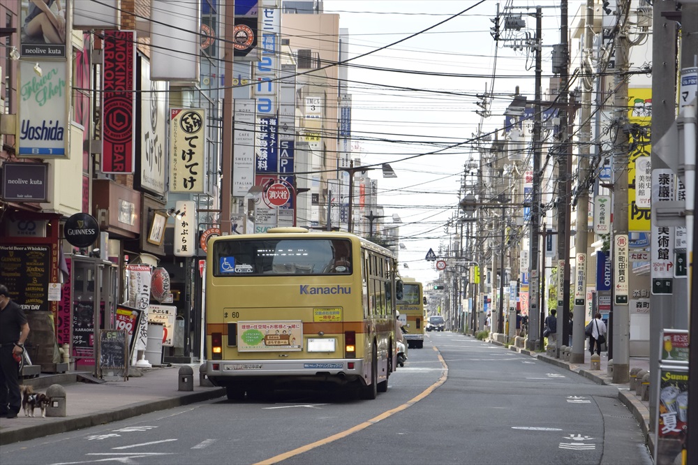路上駐車やバスを追い越すときは、対向車がきてないことをよく確認しよう