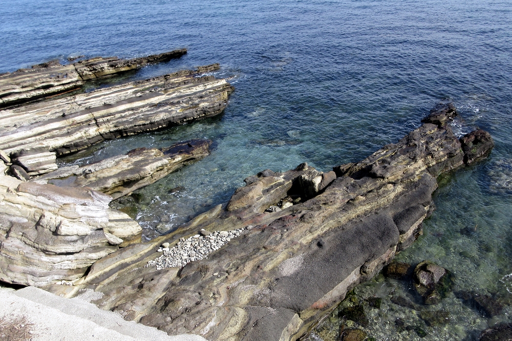 海岸側の歩道を選ぶと遠回りにはなるが、透明な海水とリアス海岸の景勝を眺めながら移動できる