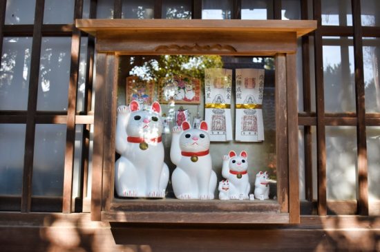 招福殿では大きさの異なる招き猫がお出迎え