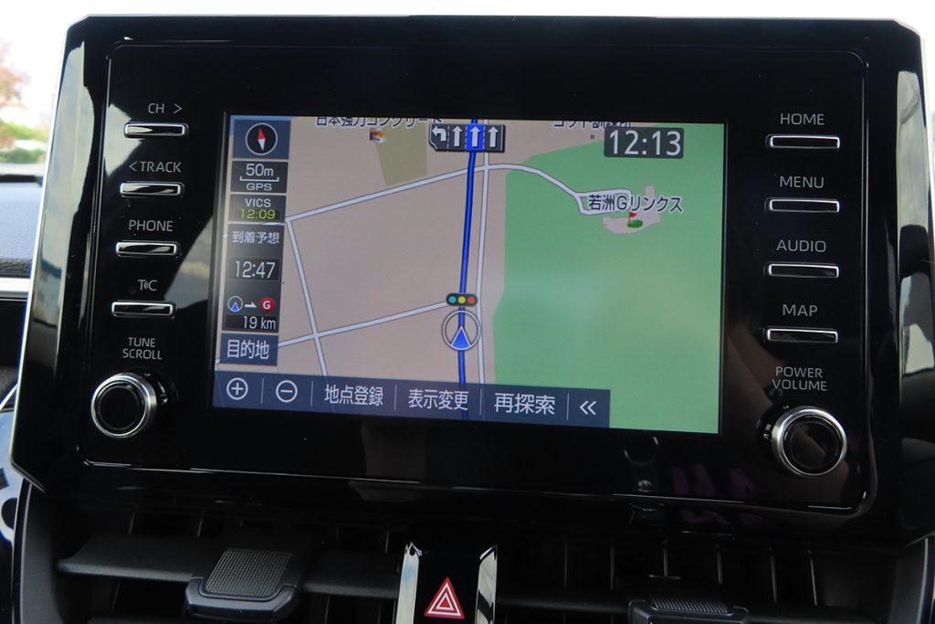 ナビはタッチパネル式で直感的な操作が可能。Bluetooth接続に対応していて、スマホの音源も再生できる