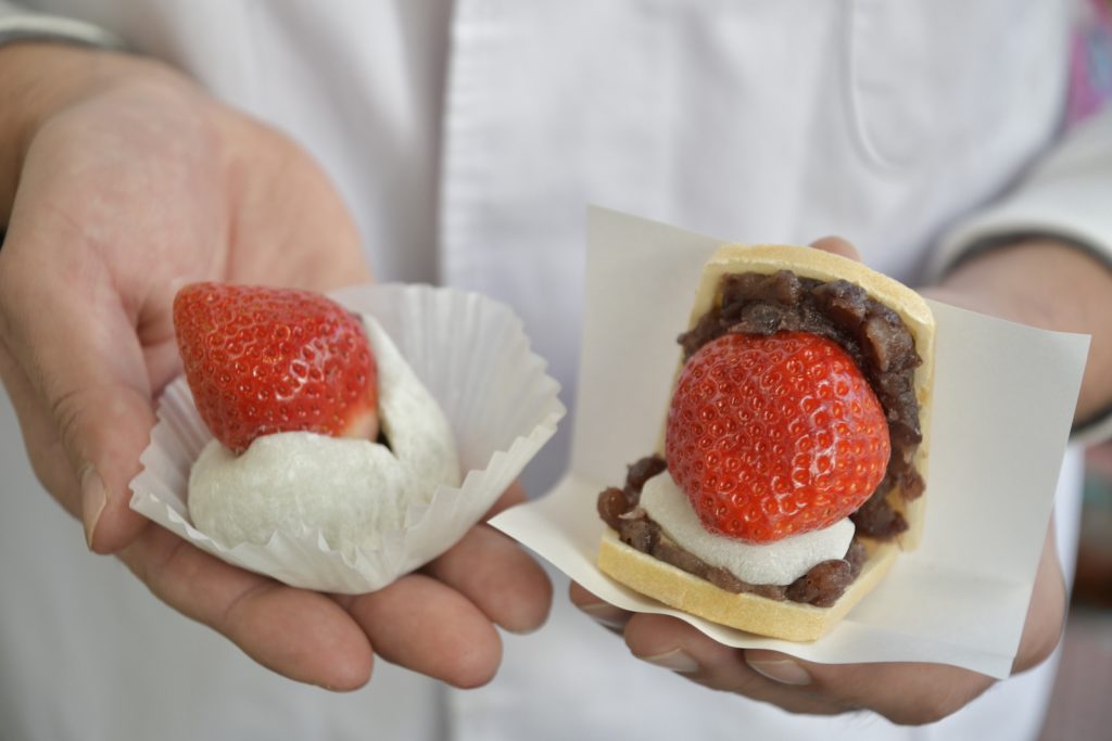 左:「あまおういちご大福(500円税込み)」 右:「あまおういちご大福最中(700円税込み)」
※いちごの市場価格によって販売価格に変動あり。