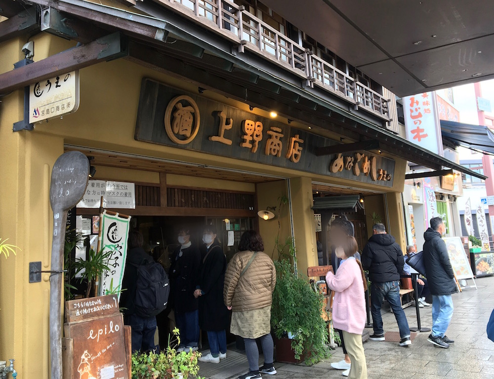 朝10時のオープン後、すぐに人だかりができる人気店「あなごめしうえの」