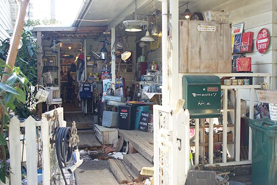 店内に続く通路もおしゃれ