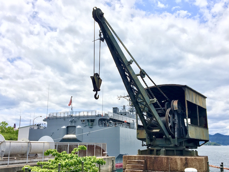 呉港が軍港だった頃、魚雷用として使用されていたとされるクレーンもある