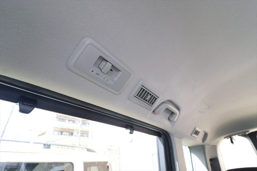ミニバンには後席用エアコンもついているので活用しよう