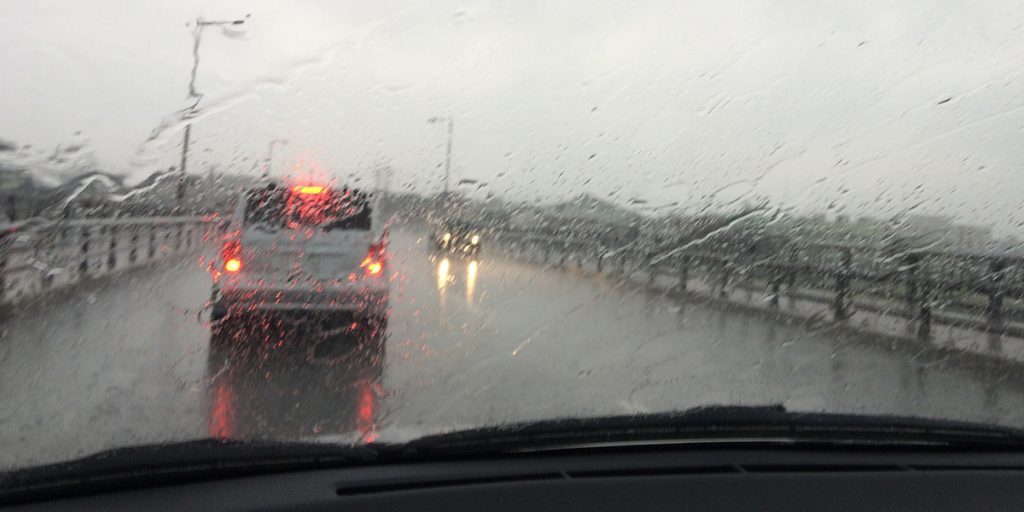  雨天時はライトの点灯が必須。ガラスが曇らないようにエアコンも活用しよう 