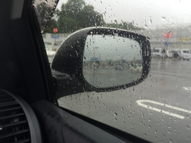 一部車種ではリアデフォッガーと連動して雨滴を防ぐドアミラーヒーターを装備